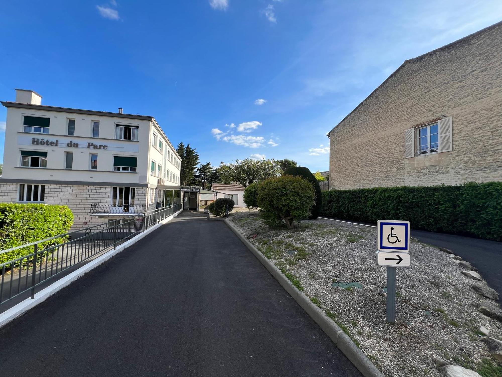 Brit Hotel Du Parc Niort Centre-Parking Gratuit Екстериор снимка