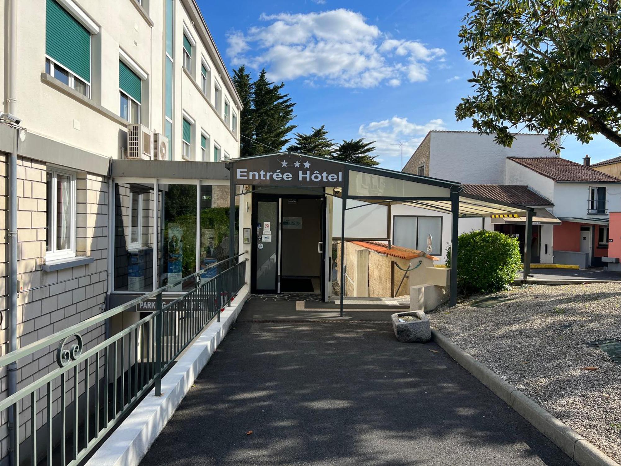 Brit Hotel Du Parc Niort Centre-Parking Gratuit Екстериор снимка