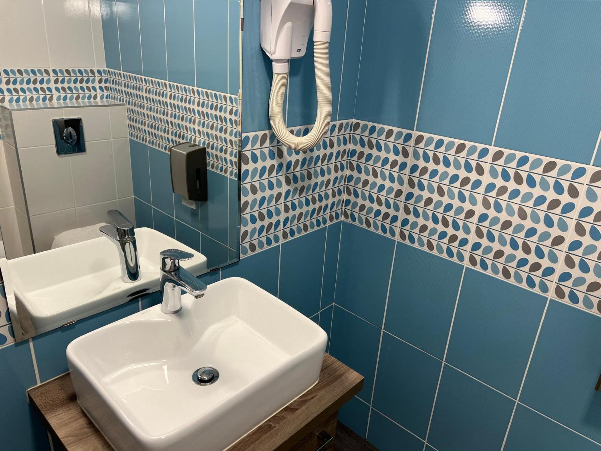 Brit Hotel Du Parc Niort Centre-Parking Gratuit Екстериор снимка