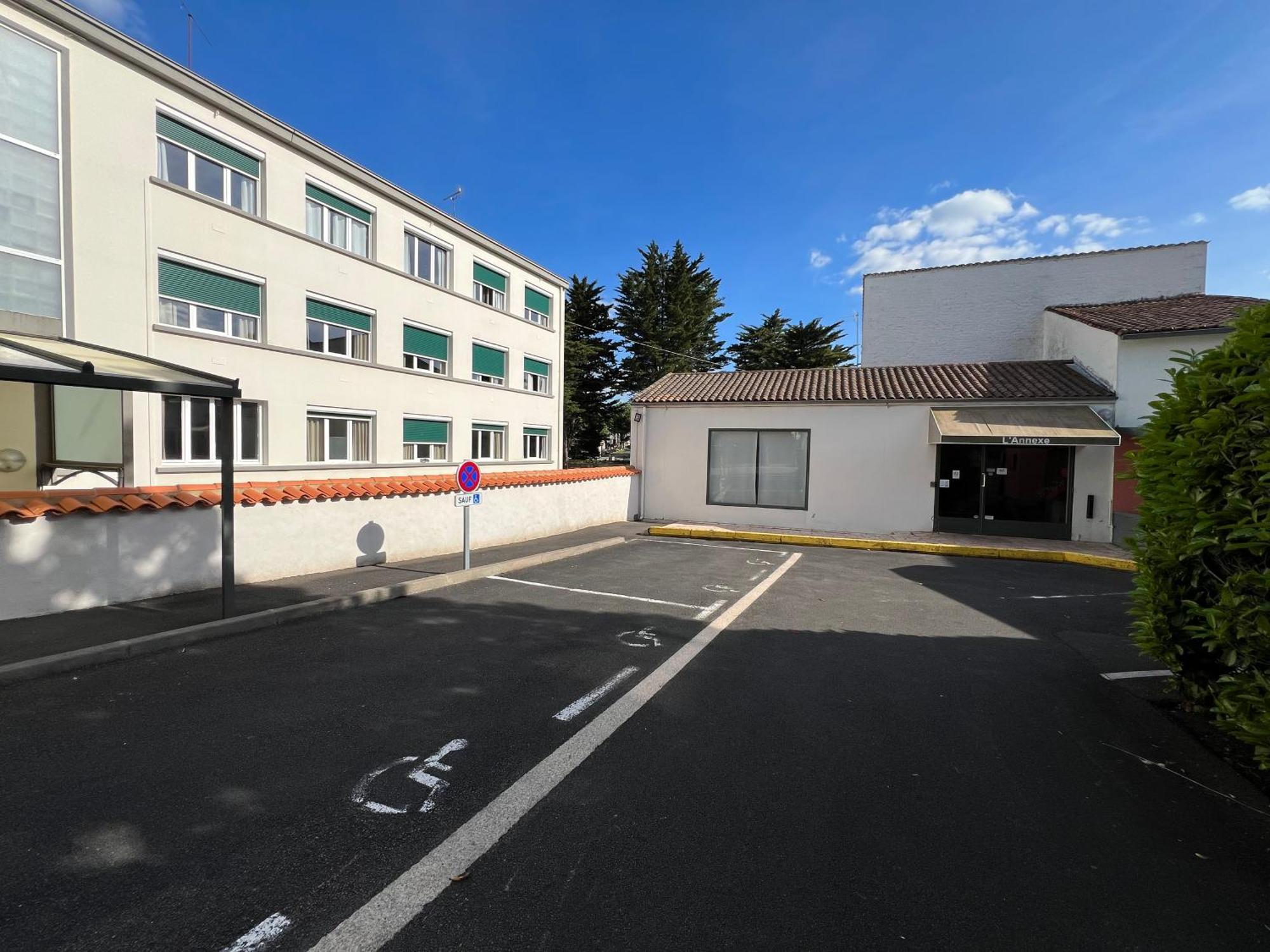 Brit Hotel Du Parc Niort Centre-Parking Gratuit Екстериор снимка