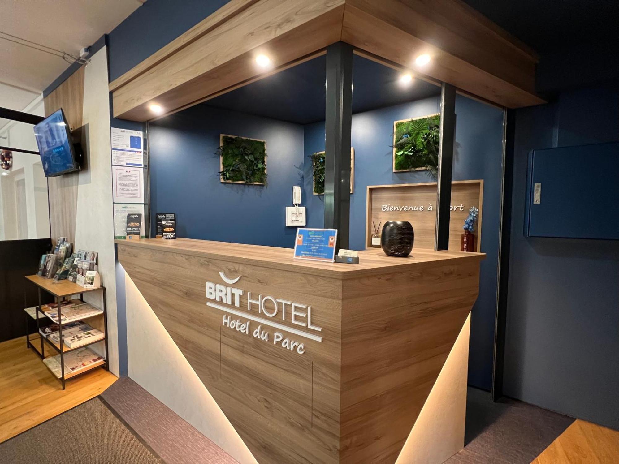 Brit Hotel Du Parc Niort Centre-Parking Gratuit Екстериор снимка