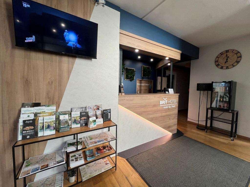 Brit Hotel Du Parc Niort Centre-Parking Gratuit Интериор снимка