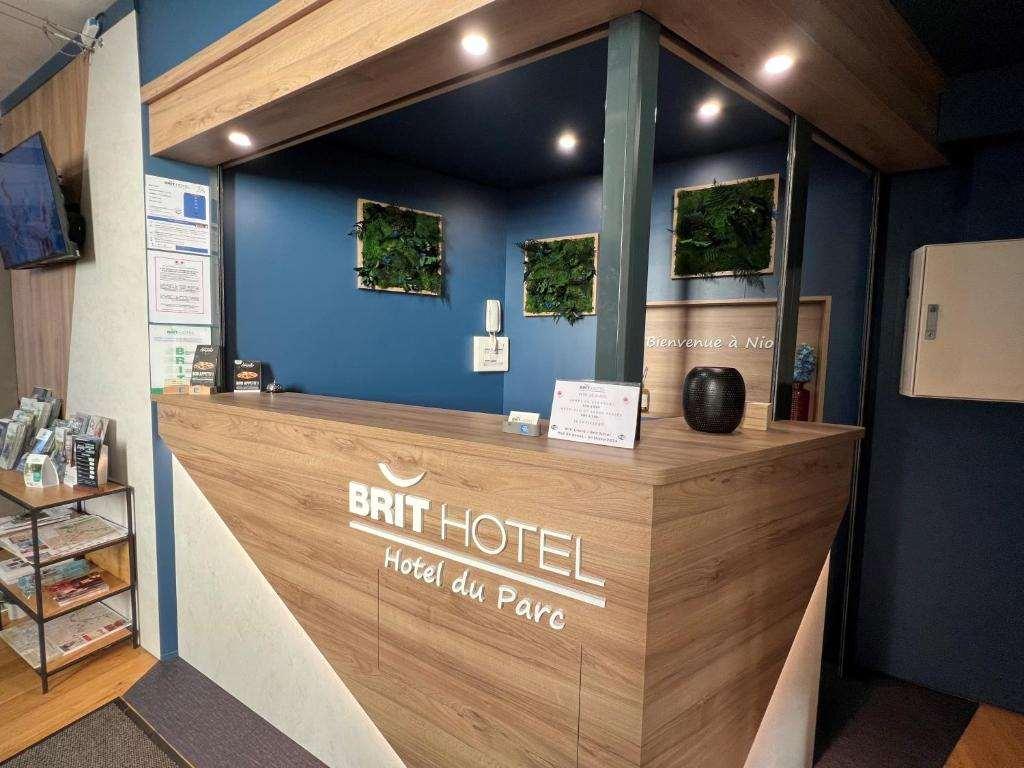 Brit Hotel Du Parc Niort Centre-Parking Gratuit Интериор снимка