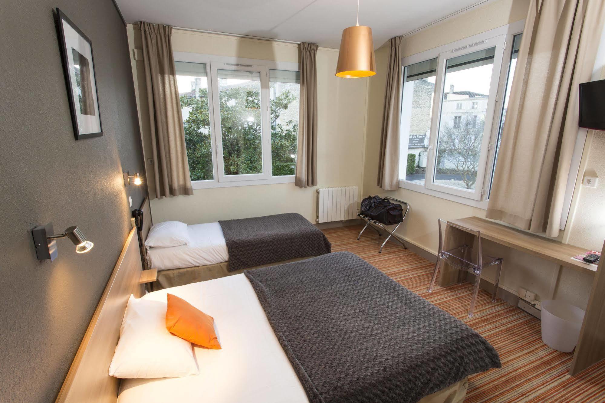 Brit Hotel Du Parc Niort Centre-Parking Gratuit Екстериор снимка