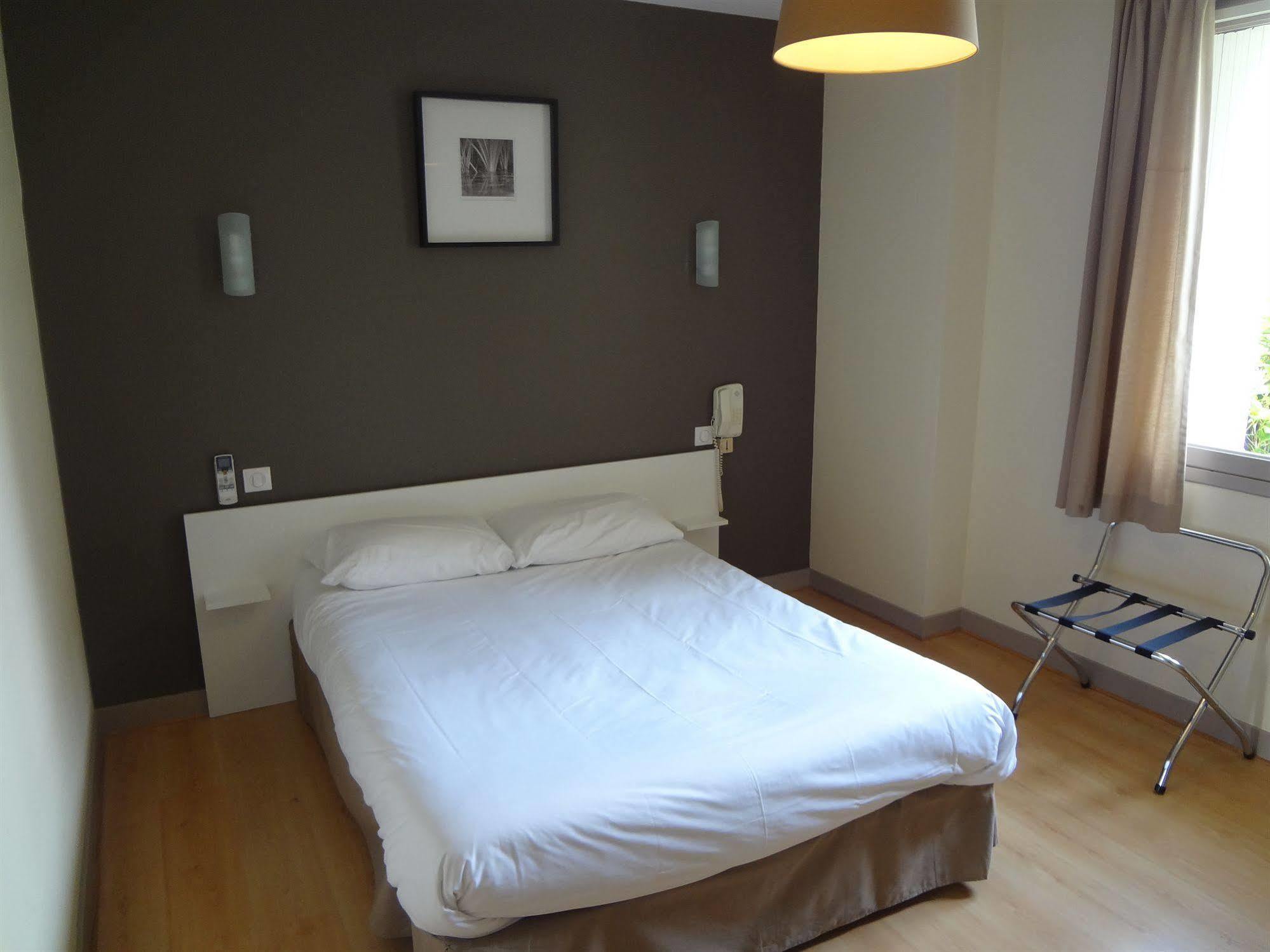 Brit Hotel Du Parc Niort Centre-Parking Gratuit Екстериор снимка